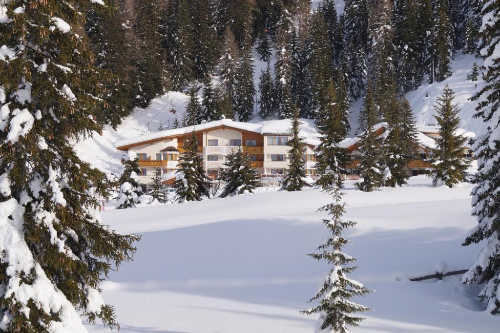 Hotel Costes Corvara In Badia Exterior photo